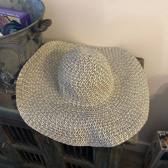 JCREW Black and white woven beach hat - Picture 3 of 4